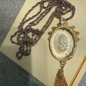 Vintage Cameo Pendant Necklace (unsigned)